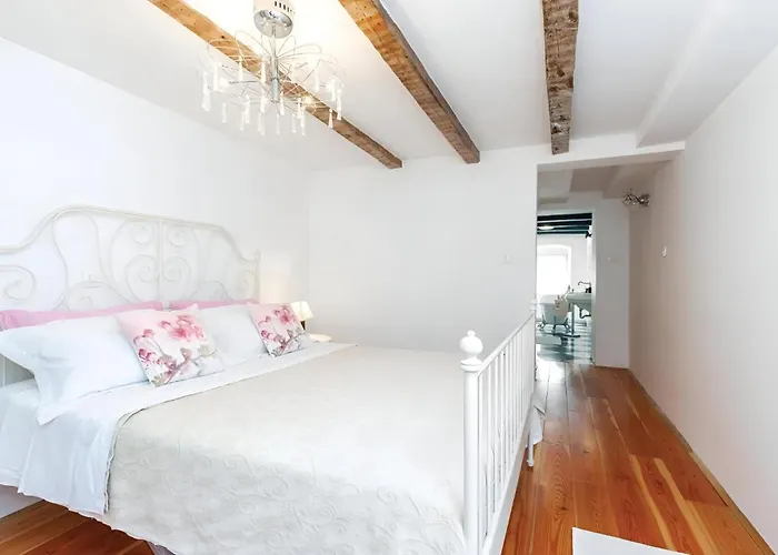 Charming Old House With Sea View Bakar